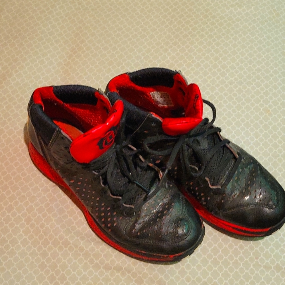 D. Rose Bpys basketball shoes